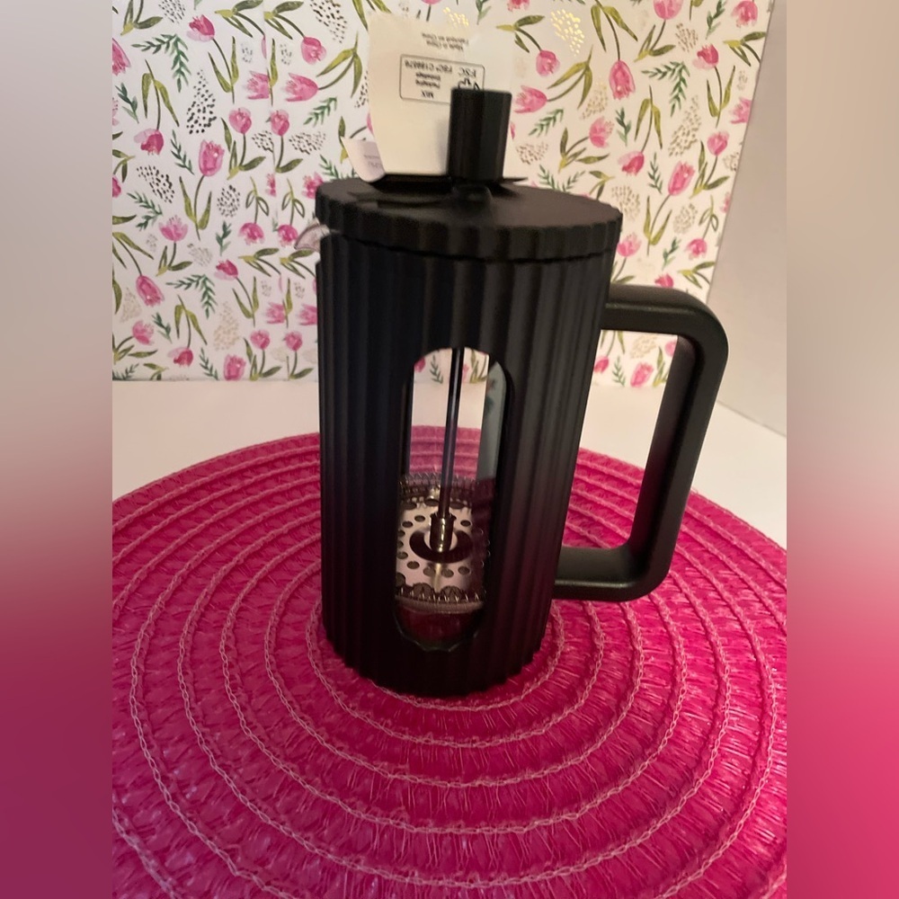 Well Equipped Kitchen 20oz. Black Coffee press. Screw top, roughly 6 in. Height